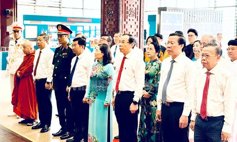 Đoàn đại biểu TPHCM dâng hương, dâng hoa tưởng niệm Chủ tịch Hồ Chí Minh và Chủ tịch Tôn Đức Thắng