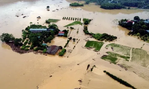 Trung tâm Nghiên cứu Lịch sử và Bảo tồn di sản Văn hoá Quốc gia về với đồng bào vùng lũ miền Bắc