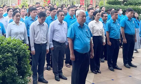 Đoàn đại biểu công nhân, viên chức, lao động TPHCM dâng hương, dâng hoa tại Di tích Lịch sử Quốc gia Ngã Ba Giồng