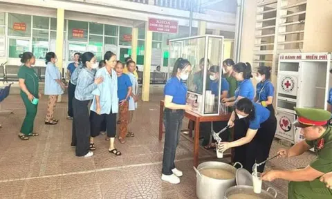 Chi đoàn Thanh niên Công an Quỳ Hợp (Nghệ An) tổ chức phát cháo miễn phí cho bệnh nhân