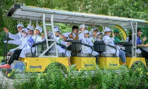 Các tài năng nhí bất ngờ với robot tại trang trại Green Farm và siêu nhà máy Vinamilk