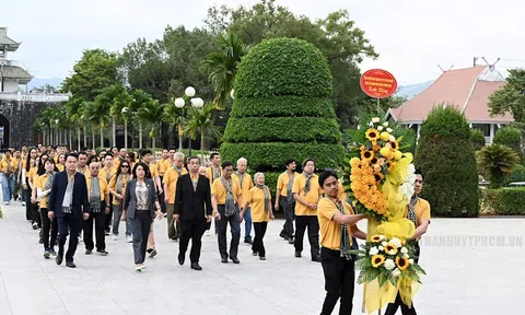 Đoàn đại biểu văn nghệ sĩ TPHCM dâng hương các anh hùng liệt sĩ tại Nghĩa trang liệt sĩ Điện Biên