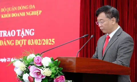 Đảng bộ Khối Doanh nghiệp quận Đống Đa trao tặng Huy hiệu Đảng cho 14 đảng viên