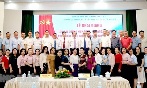Bồi dưỡng kiến thức, kỹ năng ứng xử cho người hoạt động trong lĩnh vực nghệ thuật biểu diễn