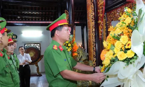 Công an xã Hưng Nguyên dâng hương tưởng niệm các Anh hùng liệt sĩ tại Khu di tích Xô Viết Nghệ Tĩnh