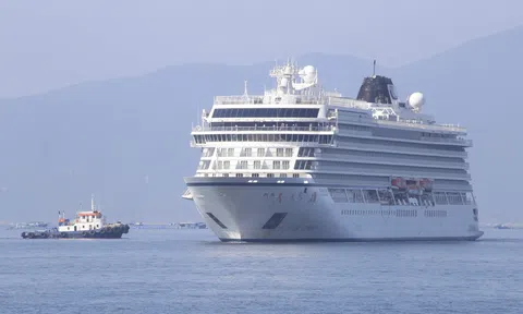 Tàu biển quốc tế Viking Yidun đưa hơn 200 du khách quốc tế cập cảng Cam Ranh, Khánh Hòa