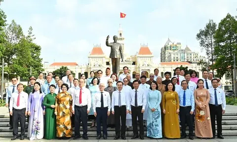 TPHCM: Dâng hoa, dâng hương tưởng niệm Chủ tịch Hồ Chí Minh và Chủ tịch Tôn Đức Thắng