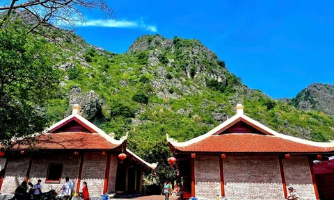 Giao lưu thực hành tín ngưỡng thờ Mẫu tại Phủ Suối: Lan tỏa giá trị văn hóa tâm linh xứ Thanh