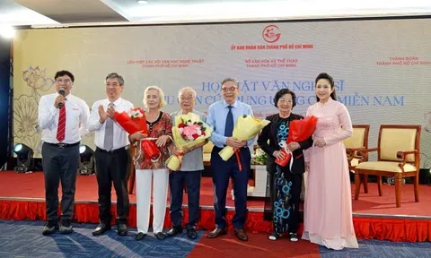 Nghĩa tình sâu đậm trong buổi họp mặt văn nghệ sĩ Khu căn cứ Trung ương Cục miền Nam