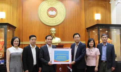 VUSTA trao ủng hộ đồng bào vùng bão lũ tới Uỷ ban Trung ương MTTQ Việt Nam