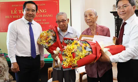 Trao tặng Huy hiệu 80 năm và 45 năm tuổi Đảng cho các đảng viên lão thành nhân kỷ niệm Cách mạng Tháng Mười Nga