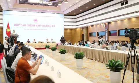 Chính phủ họp báo thường kỳ tháng 10/2025: Kinh tế - xã hội tiếp tục xu hướng tích cực, quyết tâm hoàn thành mục tiêu năm 2025