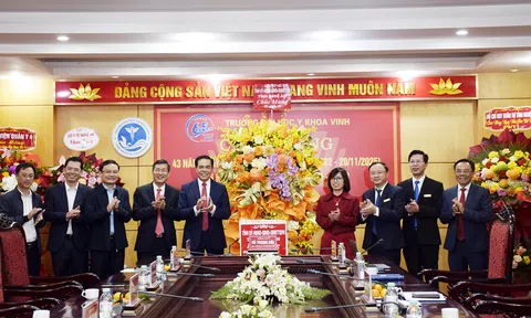 Lãnh đạo tỉnh Nghệ An thăm, chúc mừng đội ngũ nhà giáo nhân kỷ niệm 43 năm Ngày Nhà giáo Việt Nam