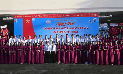 Trường THPT Phan Văn Trị: Gặp mặt kỷ niệm 43 năm Ngày Nhà giáo Việt Nam 20/11