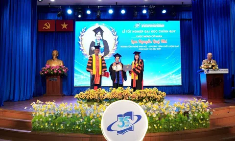 Trường Đại học Mở TP.HCM trao bằng tốt nghiệp cho hơn 2.100 tân cử nhân đợt 2 năm 2025