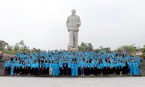 Đoàn đại biểu dự Đại hội Công đoàn Nghệ An dâng hoa tưởng niệm Chủ tịch Hồ Chí Minh