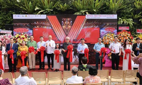 NSNA Nguyễn Á khai mạc triển lãm ảnh, ra mắt sách ảnh “80 năm – Một Việt Nam vững tin”