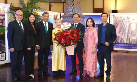 Phó Chủ tịch VUSTA Phạm Ngọc Linh chúc mừng bà Khuất Thị Hải Oanh nhận Huân chương Công trạng Quốc gia của Cộng hòa Pháp