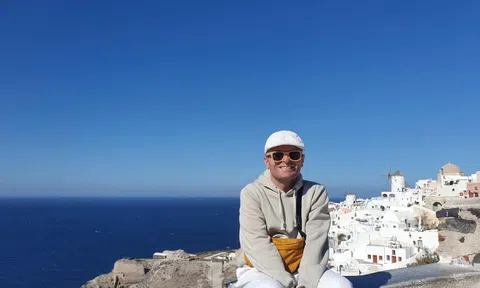 Thi sĩ Hy Lạp Iakovos Theras Karamolegkos ra mắt tập thơ “Bụi bay” tại Việt Nam