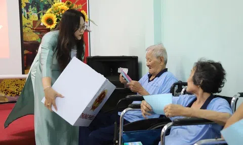 Xúc động hình ảnh thùng phiếu lưu động tại Trung tâm Bảo trợ xã hội TP.HCM trong ngày bầu cử