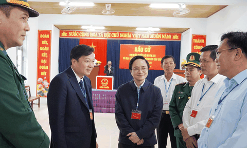 Chủ tịch UBND tỉnh Quảng Trị Lê Hồng Vinh dự lễ khai mạc và bỏ phiếu bầu cử tại phường Đồng Hới