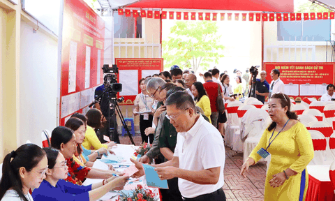 Cử tri phường Vũng Tàu phấn khởi đi bầu, gửi gắm kỳ vọng trong từng lá phiếu