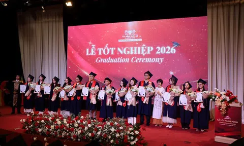 Sinh viên nhận bằng tốt nghiệp, doanh nghiệp trao cơ hội việc làm ngay tại lễ vinh danh