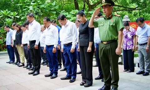 Lãnh đạo TP Đà Nẵng dâng hương tại Hang Tám Cô, tri ân các anh hùng liệt sĩ nhân dịp 27/7