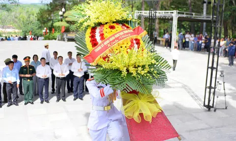 Lãnh đạo TP Huế dâng hương tri ân các Anh hùng liệt sĩ tại hai Nghĩa trang liệt sĩ Quốc gia ở Quảng Trị