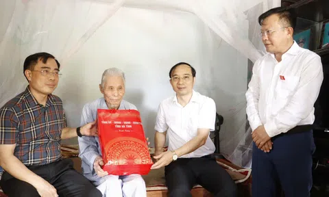 Thiếu tướng Nguyễn Xuân Thao, Giám đốc Công an tỉnh Hà Tĩnh thăm, tặng quà gia đình người có công với cách mạng nhân kỷ niệm 79 năm Ngày Thương binh - Liệt sĩ