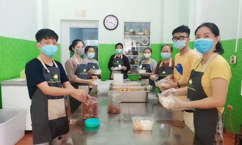 “Nhà ăn 0 đồng”- Những suất cơm cho đi, tình người ở lại