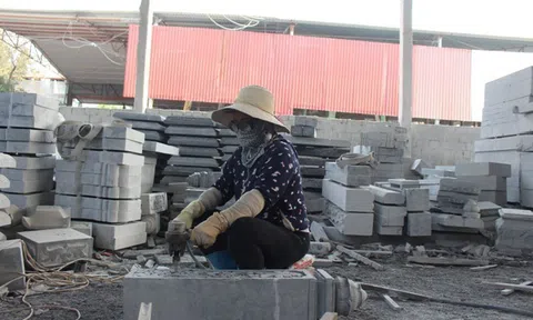Gặp những người phụ nữ “tay búa, tay mài” ở xưởng đá mỹ nghệ xã Minh Tân