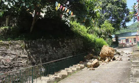 Mường Lát (Thanh Hóa): Trường sạt lở, cô trò phải học nhờ nhà văn hóa xã