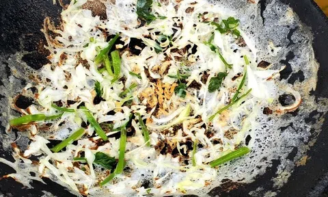 Bánh khoái tép áp chảo gang - Càng ăn càng khoái!