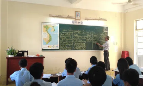 Khoảng lặng phía sau người thầy