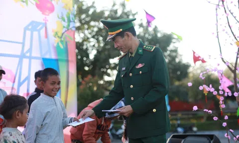 Quảng Trị: “Xuân Biên phòng - ấm lòng dân bản” đến với người dân hai bên biên giới