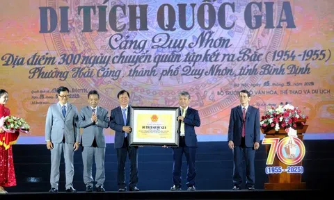Trao quyết định xếp hạng Di tích quốc gia cho "Cảng Quy Nhơn - Địa điểm 300 ngày chuyển quân tập kết ra Bắc"