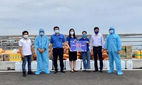 Tiếp sức người dân làng biển Quảng Ngãi vượt khó chống dịch Covid-19