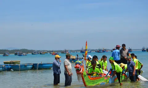 Quảng Ngãi: Náo nức đua thuyền cầu an mừng Tết Đoan Ngọ