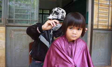 Cắt tóc đẹp cho trẻ em vùng núi Quảng Ngãi