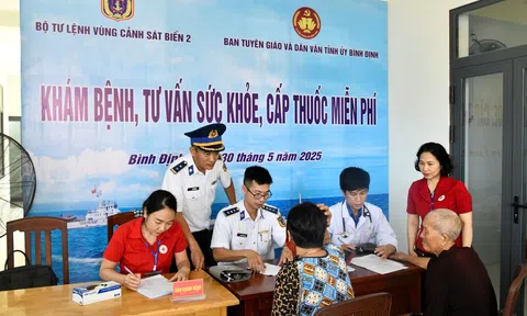Bộ Tư lệnh Vùng Cảnh sát biển 2 phối hợp tổ chức chương trình “Cảnh sát biển đồng hành với ngư dân”