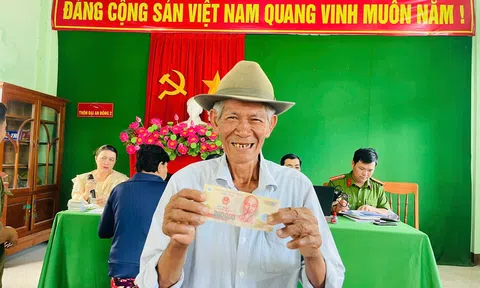 Người dân Quảng Ngãi rộn ràng đi nhận quà mừng Tết Độc lập