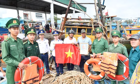 Bộ Tư lệnh Vùng Cảnh sát biển 2 tuyên truyền chống IUU cho ngư dân Quảng Ngãi