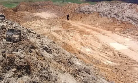 Hà Tĩnh: Chủ tịch UBND xã bị đình chỉ công tác vì để xảy ra khai thác đất, cát trái phép