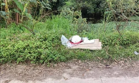 Hà Tĩnh: Phát hiện thi thể người đàn ông bên bờ kênh, lưỡi dao găm vào bụng