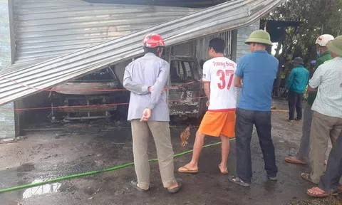 Nghệ An: Hỏa hoạn trong đêm thiêu rụi 2 ô tô, 4 người may mắn thoát nạn