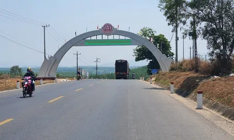 Yêu cầu cưỡng chế 5 cổng chào xây dựng trái phép tại Kon Tum