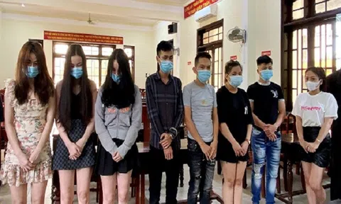 14 nam thanh nữ tú đang "bay" thì bị cảnh sát ập vào bắt giữ