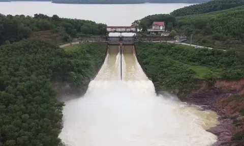 Hồ Kẻ Gỗ bắt đầu xả tràn đón lũ