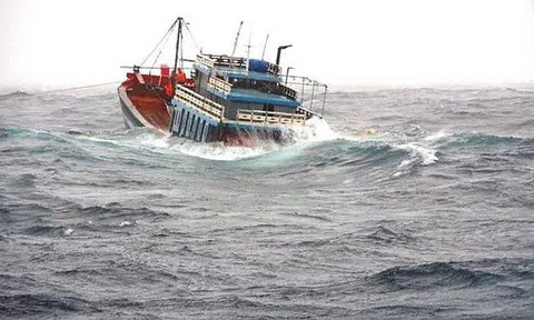 Quảng Bình: Nỗ lực cứu hộ 3 thuyền đánh cá bị sóng lớn đánh chìm